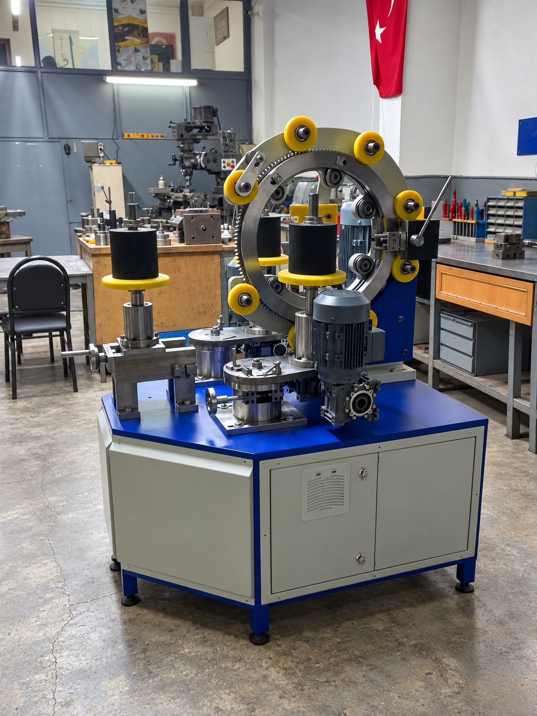 Atölyede toroid trafo sarım makinesi