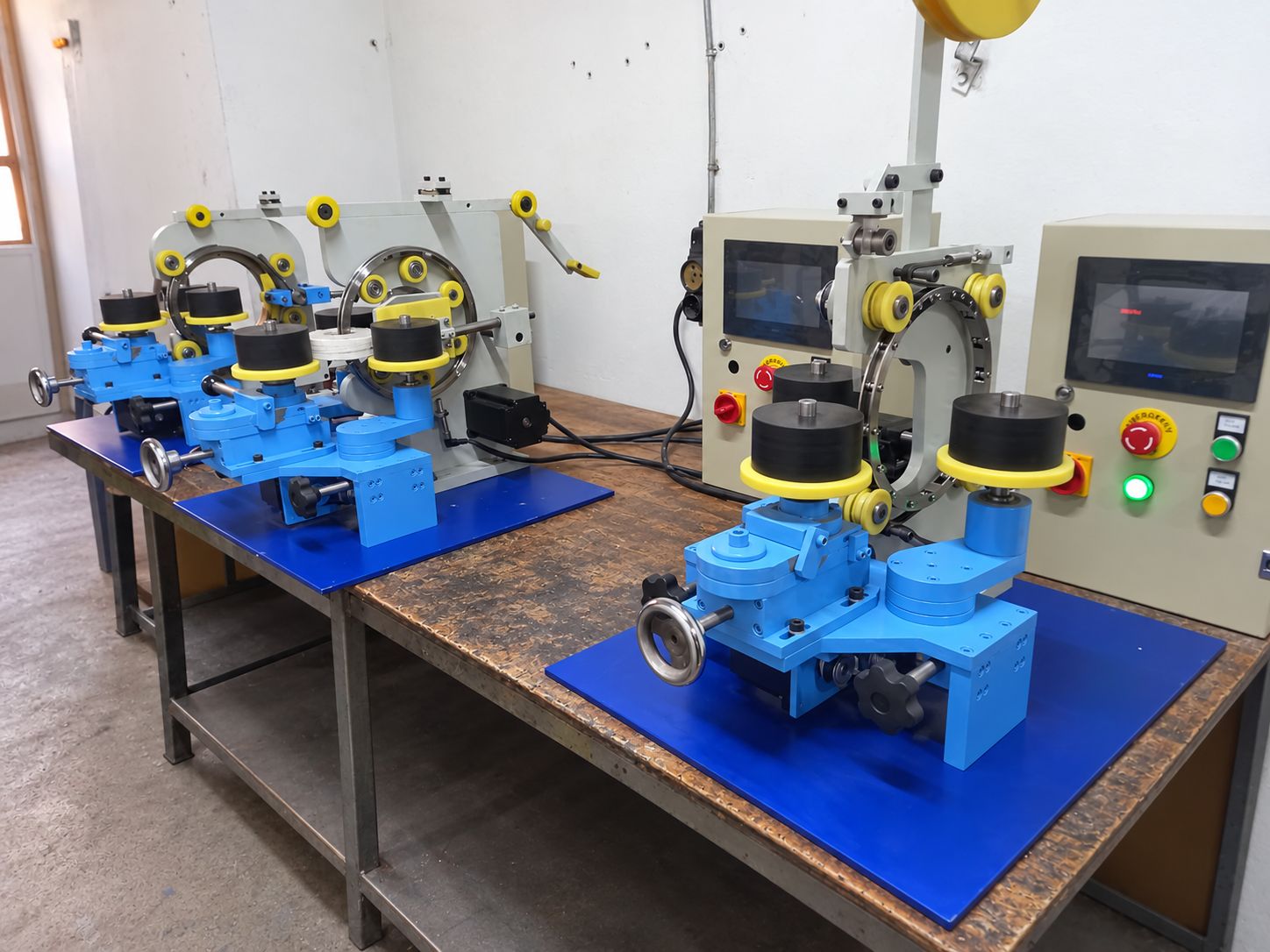 Tezgâh üzerinde küçük toroid trafo sarım makineleri ve kontrol panelleri