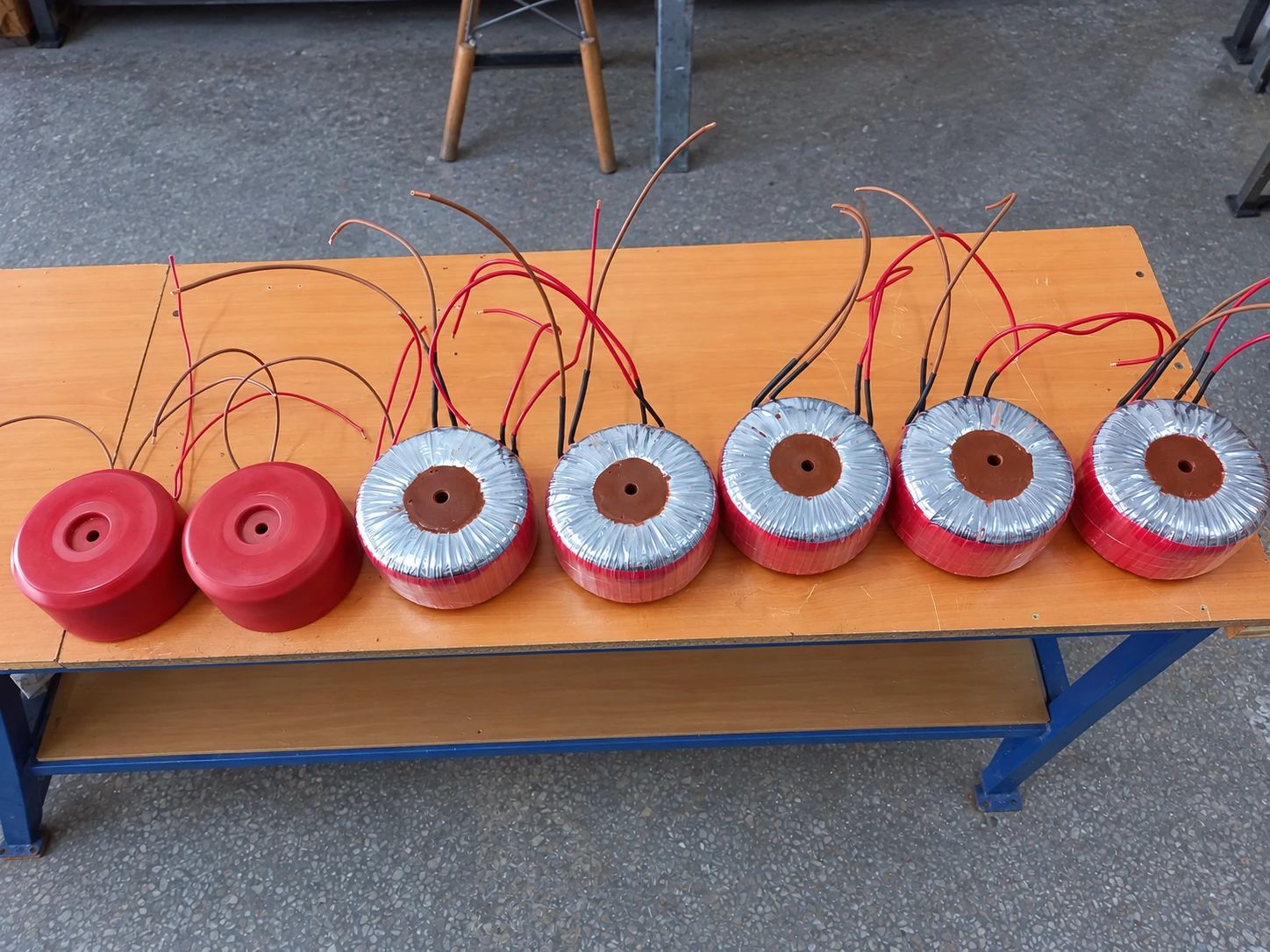 Kırmızı plastik kapaklı ve kırmızı bantlı toroidal transformatörler