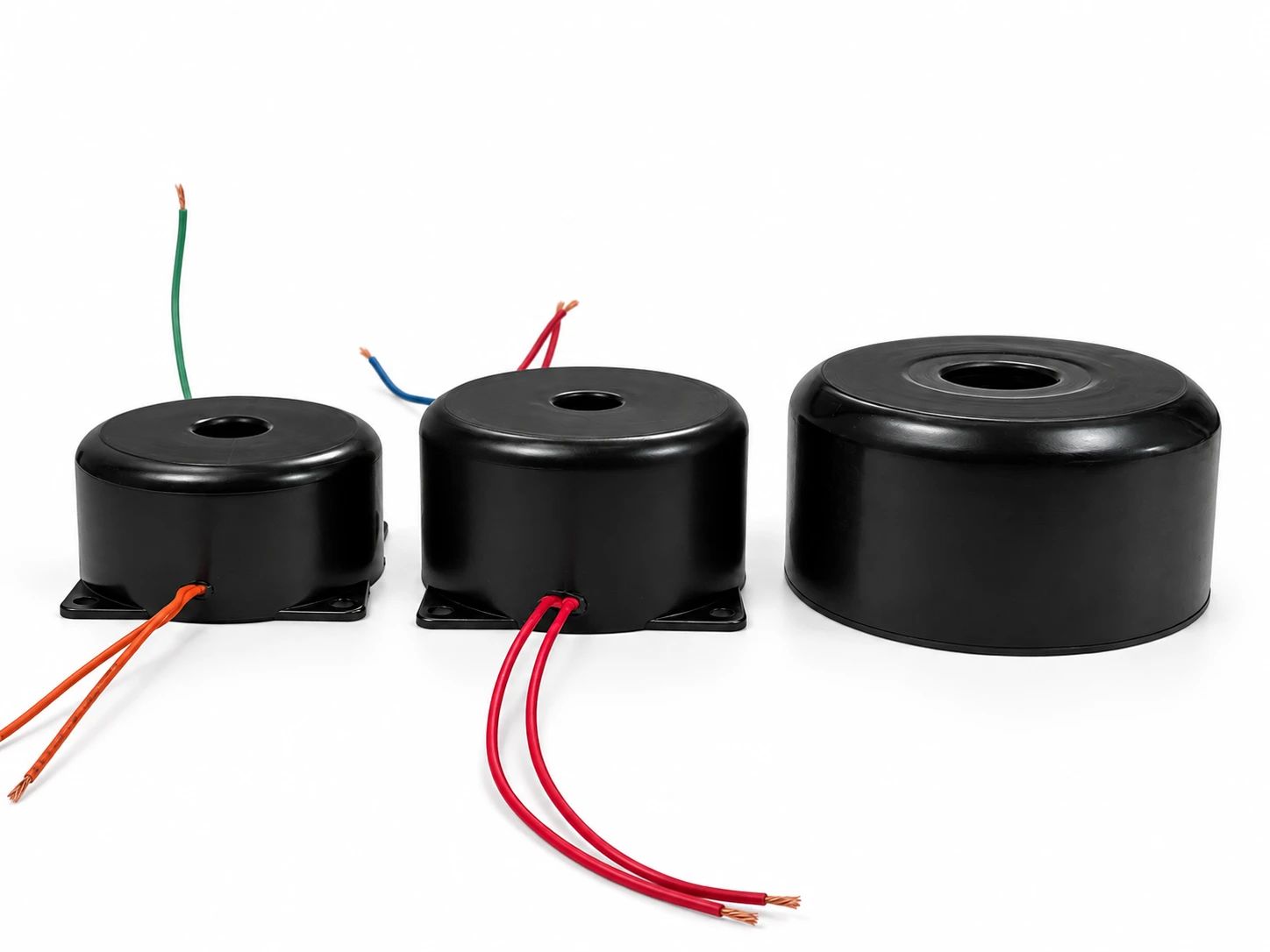Kablo çıkışlı üç siyah plastik kapaklı toroidal transformatör