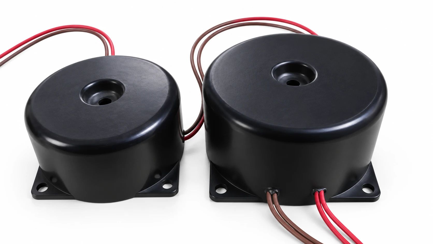 Kablo çıkışlı iki montaj ayaklı siyah kapaklı toroidal transformatör